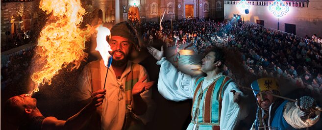 Mangiafuoco, giullari, musici e rievocatori in costume davanti al pubblico in piazza Duomo