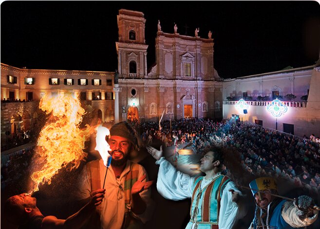 Piazza Duomo di Brindisi durante il festival, con artisti e pubblico