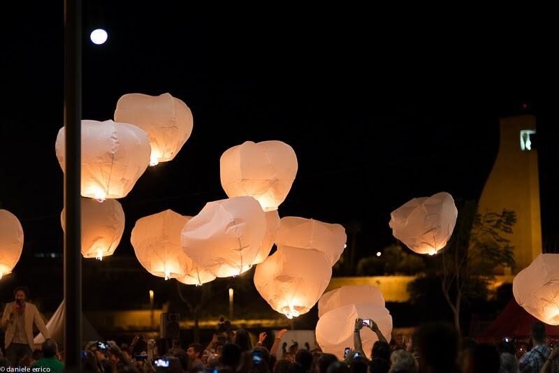 Lanterne luminose in volo nel cielo notturno