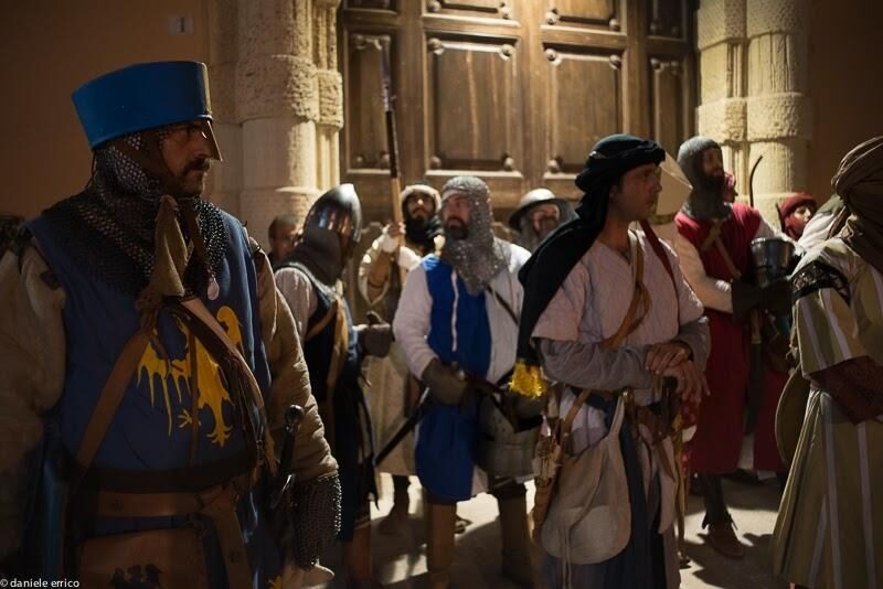 Rievocatori in costume tra il pubblico