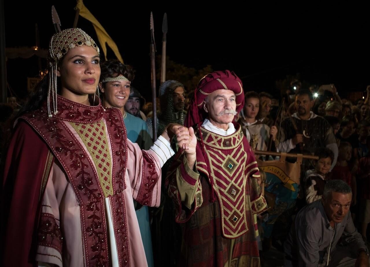 Rievocatori in costume storico durante il corteo del Medieval Fest