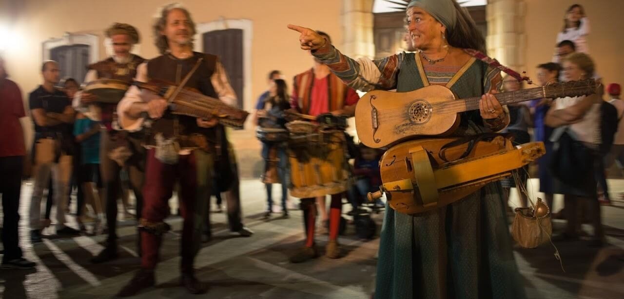 Musici con strumenti a corda in costume